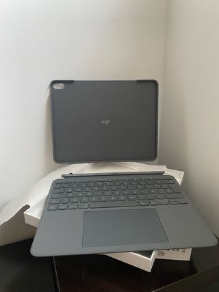 LOGITECH Combo Touch – Funda con teclado para iPad