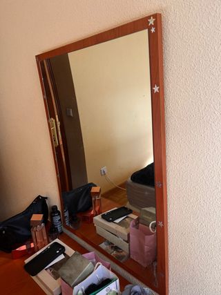 Espejo de madera con estrellas decorativas