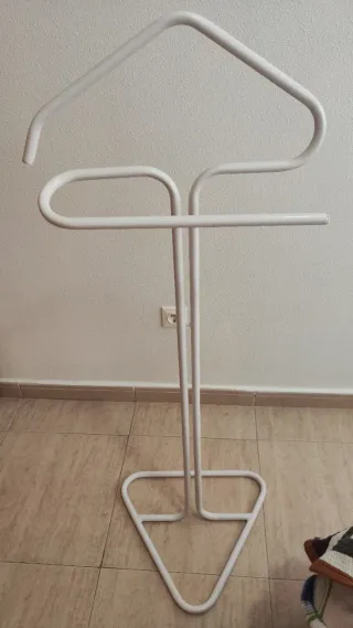 Perchero de pie blanco inoxidable