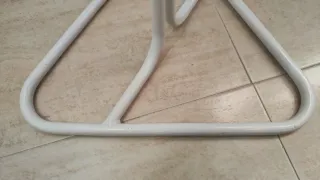 Perchero de pie blanco inoxidable