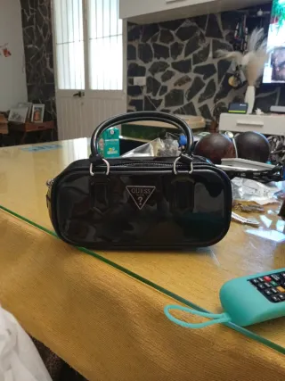 Bolso Guess Negro Charol