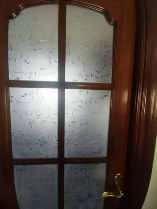 Puerta madera con cristales decorados