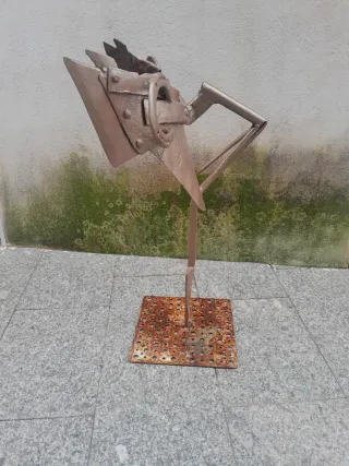 Escultura de aperos de labranza