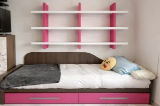 Cama con cajones y estantería