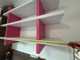 Cama con cajones y estantería