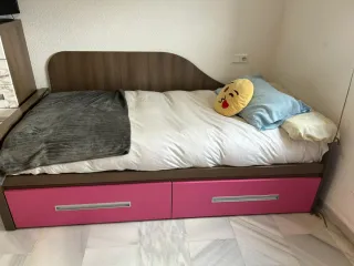 Cama con cajones y estantería