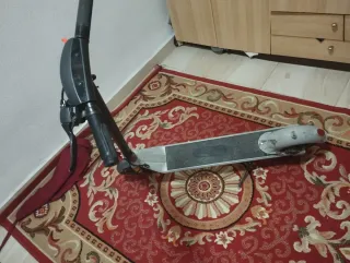 Patinete eléctrico gris