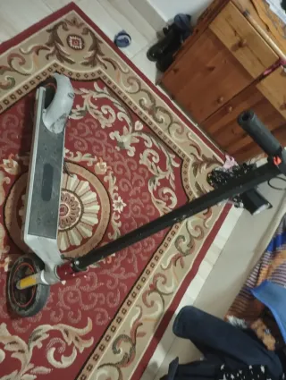 Patinete eléctrico gris