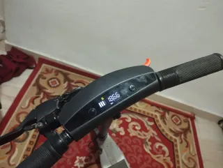 Patinete eléctrico gris