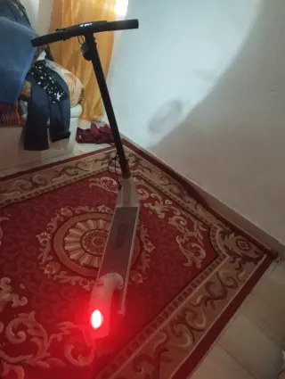 Patinete eléctrico gris