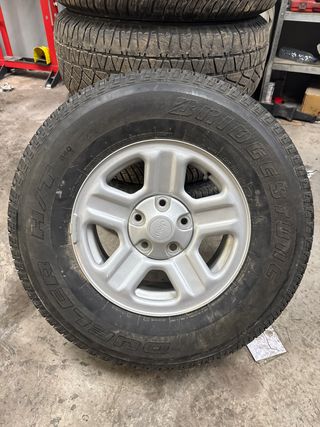 Rueda Jeep Wrangler 245/75r16 111s