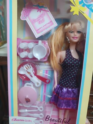 Muñeca con accesorios de cocina