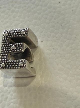 Charm Pandora Letra E Corazones Plata