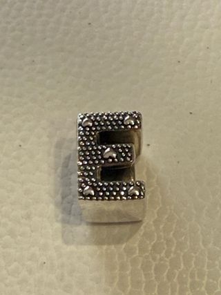 Charm Pandora Letra E Corazones Plata