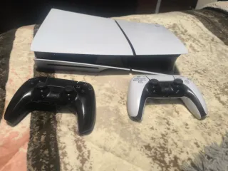 Consola PS5 con 2 mandos y cables