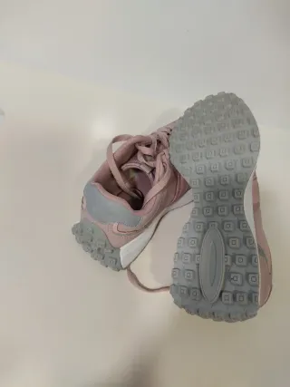 Zapatillas deportivas rosas y grises