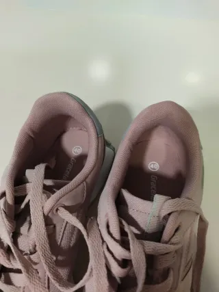 Zapatillas deportivas rosas y grises