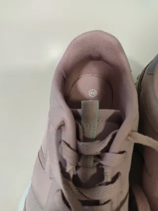 Zapatillas deportivas rosas y grises