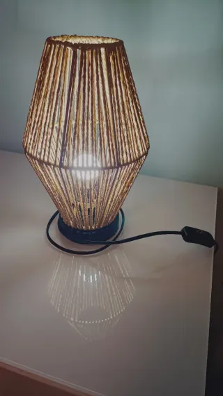 Lámpara de mesa de yute
