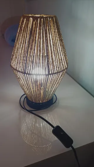 Lámpara de mesa de yute