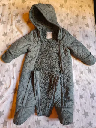 Buzo bebé acolchado con capucha 9 meses