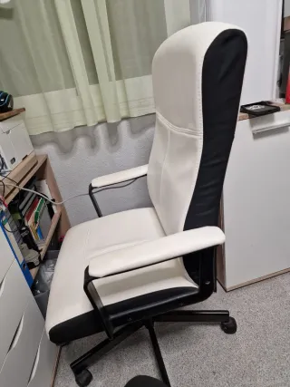 Silla de oficina ergonómica blanca