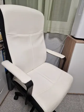 Silla de oficina ergonómica blanca