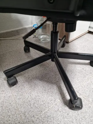 Silla de oficina ergonómica blanca