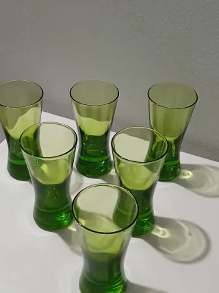 Bicchieri da liquore vintage verdi