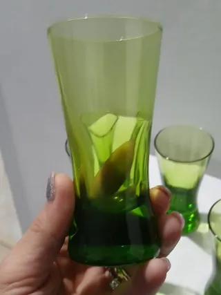 Bicchieri da liquore vintage verdi