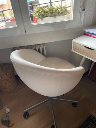 Silla giratoria beige y blanca