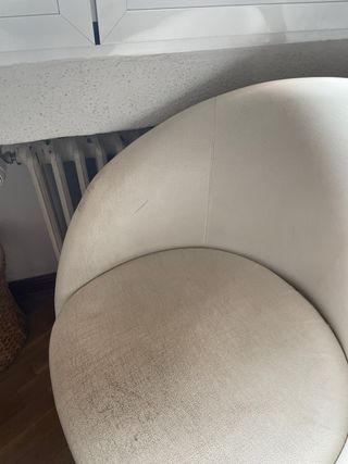 Silla giratoria beige y blanca