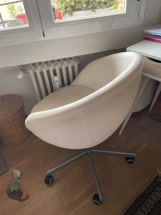 Silla giratoria beige y blanca