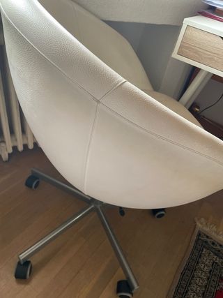 Silla giratoria beige y blanca