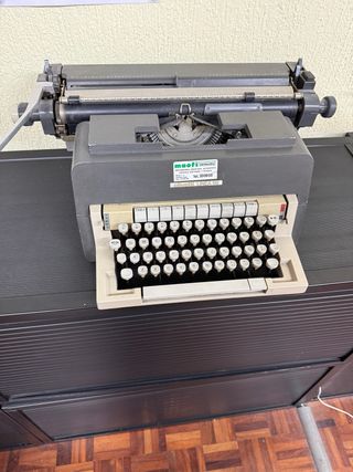 Máquina de escribir Olivetti Línea 98