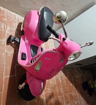 Moto eléctrica Vespa para niña