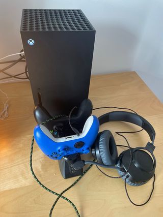 Xbox Series X con 2 mandos, auriculares,base carga