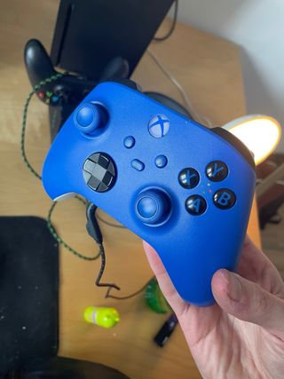 Xbox Series X con 2 mandos, auriculares,base carga