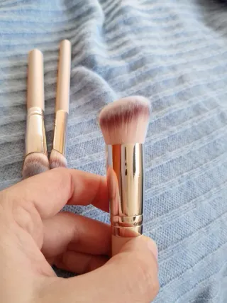 Pack 3 brochas maquillaje beige y dorado.