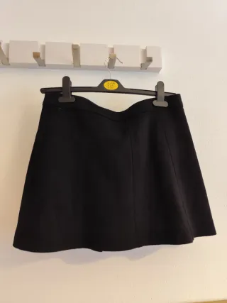 Falda corta negra con botones