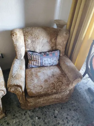 Se regalan sofá y sillones de tela beige