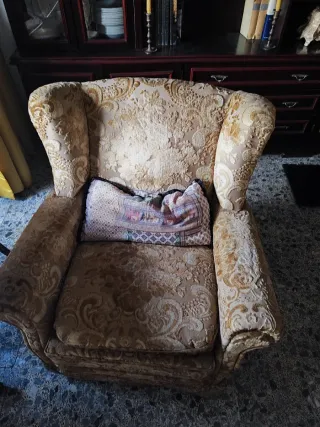 Se regalan sofá y sillones de tela beige