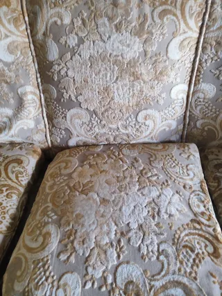 Se regalan sofá y sillones de tela beige