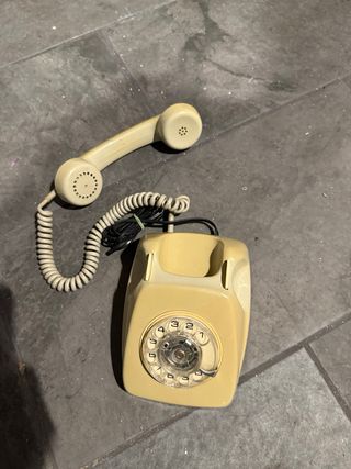 Teléfono antiguo beige de disco. Marca Cites