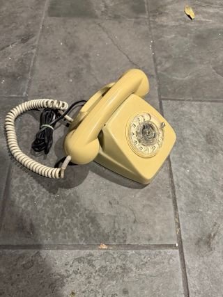 Teléfono antiguo beige de disco. Marca Cites