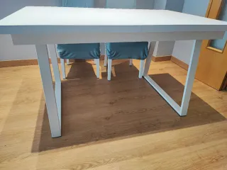 Mesa de comedor blanca y madera