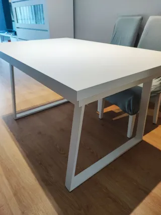 Mesa de comedor blanca y madera