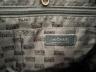 Bolso Michael Kors gris, de hombro.