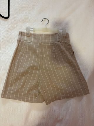 Pantalones cortos beige de rayas
