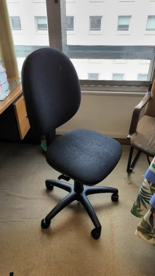 Silla de oficina negra con ruedas